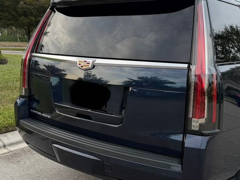 Used 2019 Cadillac Escalade Luxury image 8