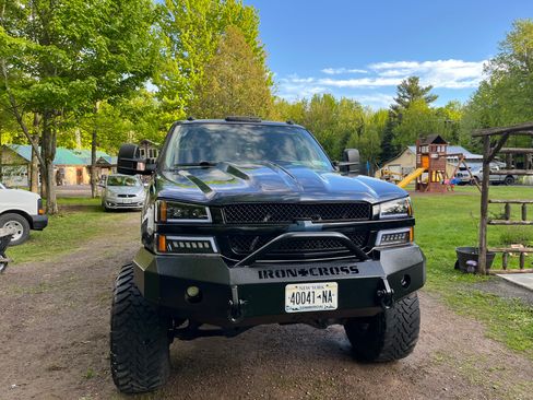 Used 2005 Chevrolet Silverado 3500 LS w/ Skid Plate Package image 2