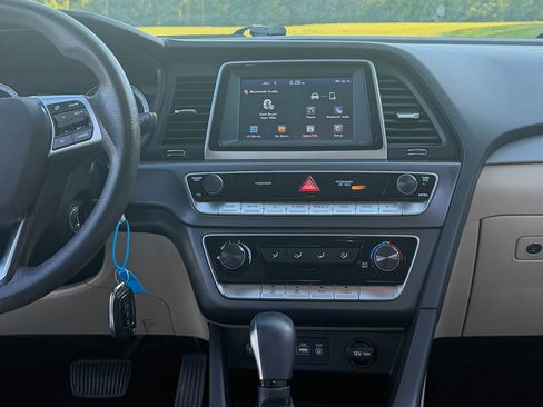 Used 2019 Hyundai Sonata SE w/ Cargo Package FWD image 9