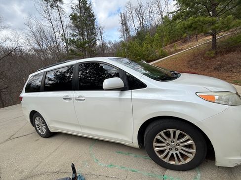 Used 2015 Toyota Sienna XLE image 5