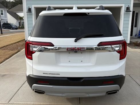 Used 2022 GMC Acadia SLE w/ Driver Convenience Package image 4