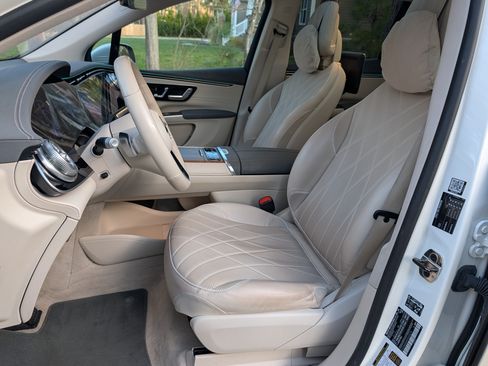 Used 2023 Mercedes-Benz EQS 580 4MATIC SUV image 13