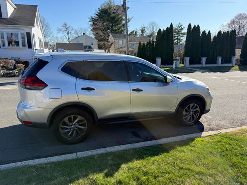 Used 2017 Nissan Rogue S image 6