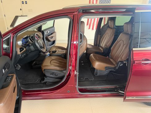 Used 2017 Chrysler Pacifica Limited w/ Advanced Safetytec Group image 6