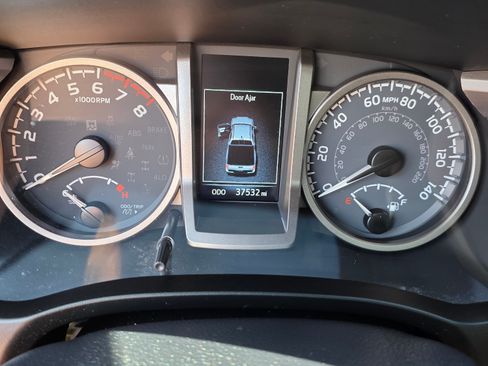 Used 2021 Toyota Tacoma Limited image 19