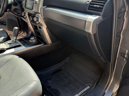 Used 2017 Toyota 4Runner SR5 AWD/4WD image 15