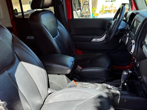 Used 2017 Jeep Wrangler Unlimited Sahara w/ Max Tow Package image 11