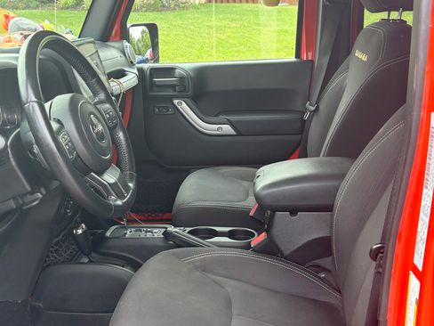 Used 2015 Jeep Wrangler Unlimited Sahara w/ Connectivity Group AWD/4WD image 5