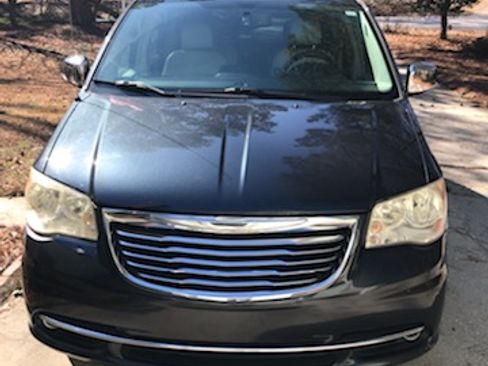 Used 2014 Chrysler Town & Country Touring-L w/ Driver Convenience Group image 4