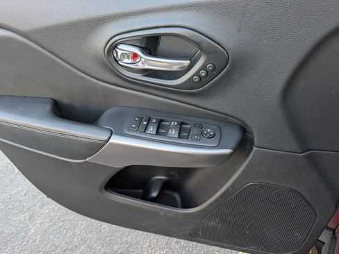 Used 2021 Jeep Cherokee Limited image 10