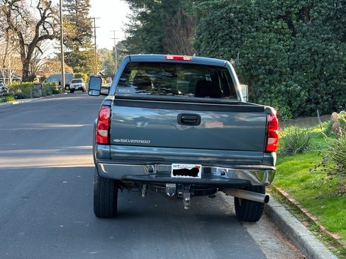 Used 2006 Chevrolet Silverado 2500 LT w/ Heavy-Duty Power Package image 2