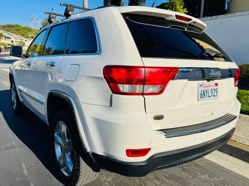Used 2011 Jeep Grand Cherokee Overland RWD image 2