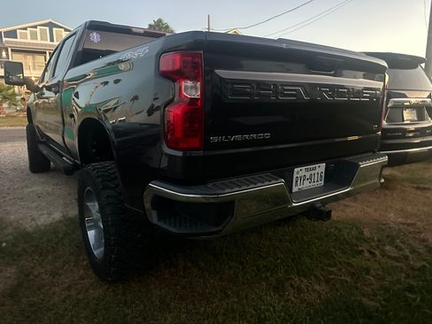 Used 2022 Chevrolet Silverado 1500 LT AWD/4WD image 9