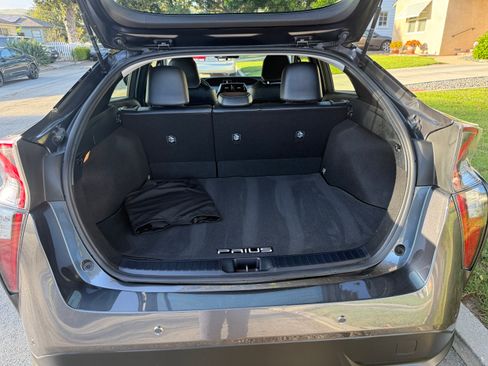 Used 2018 Toyota Prius Three Touring image 12