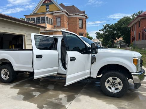 Used 2017 Ford F250 XLT AWD/4WD image 6