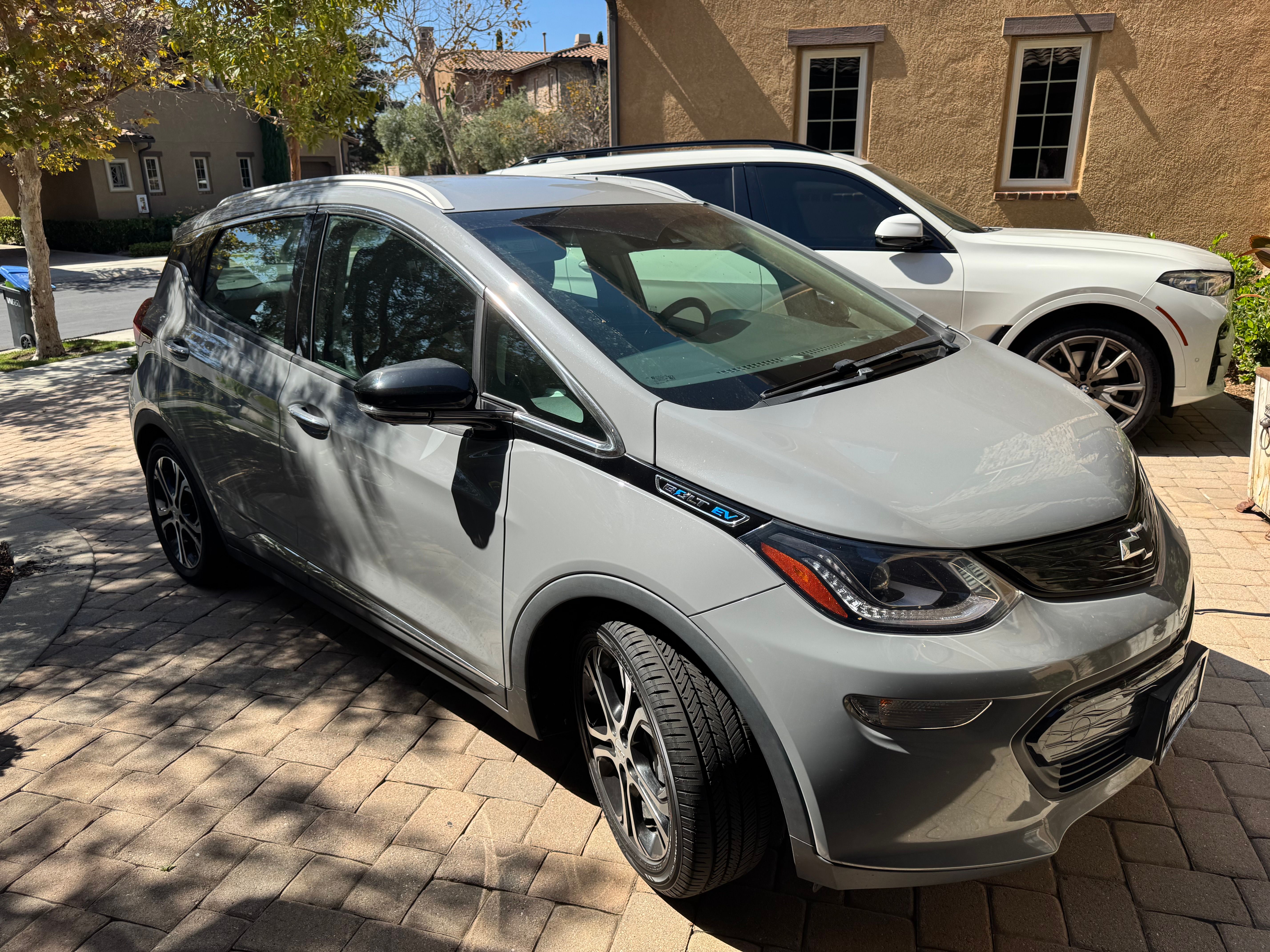 Used 2021 Chevrolet Bolt Premier w/ Infotainment Package FWD image 1