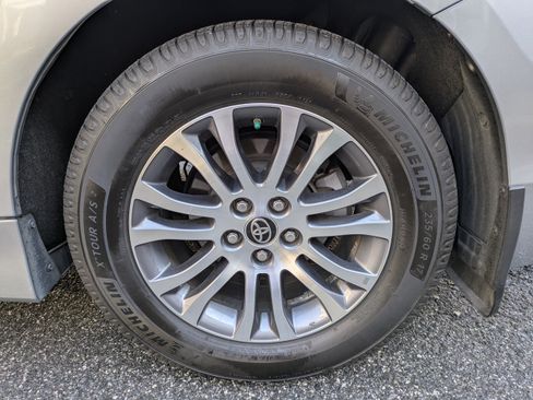 Used 2020 Toyota Sienna XLE Premium image 9