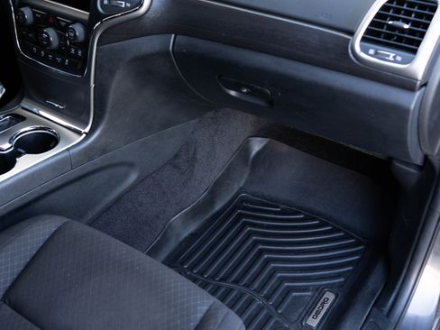 Used 2018 Jeep Grand Cherokee Laredo image 30