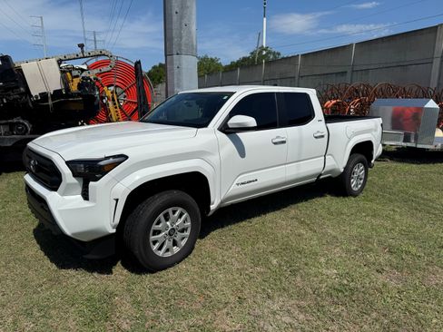 Used 2025 Toyota Tacoma SR5 image 1