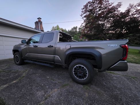 Used 2025 Toyota Tacoma TRD Off-Road w/ TRD Off Road Premium Package AWD/4WD image 5