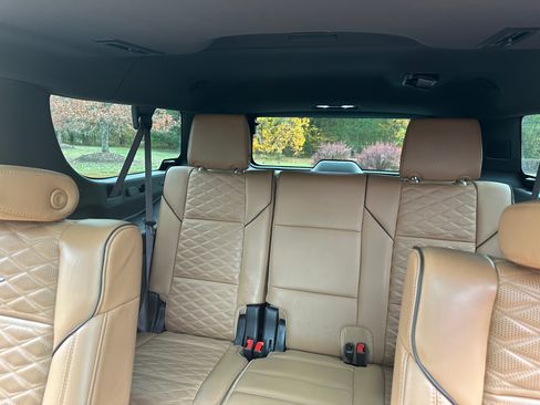 Used 2022 Cadillac Escalade ESV Premium Luxury w/ Performance Package image 8