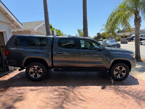 Used 2017 Toyota Tacoma TRD Sport RWD image 1