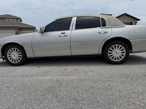 Used 2003 Lincoln Town Car Executive RWD image 1