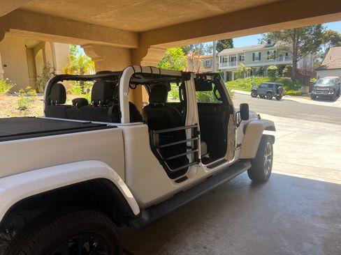 Used 2021 Jeep Gladiator Overland image 11