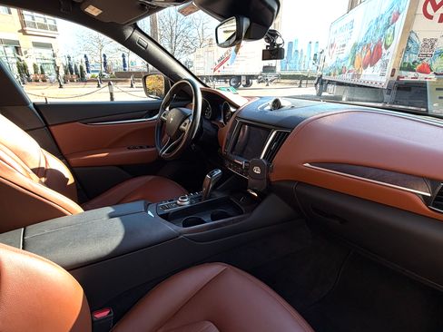 Used 2020 Maserati Levante image 21