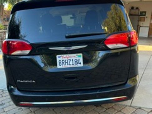 Used 2019 Chrysler Pacifica Touring-L FWD image 6