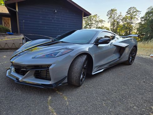 Used 2024 Chevrolet Corvette Z06 w/ Z07 Performance Package image 2