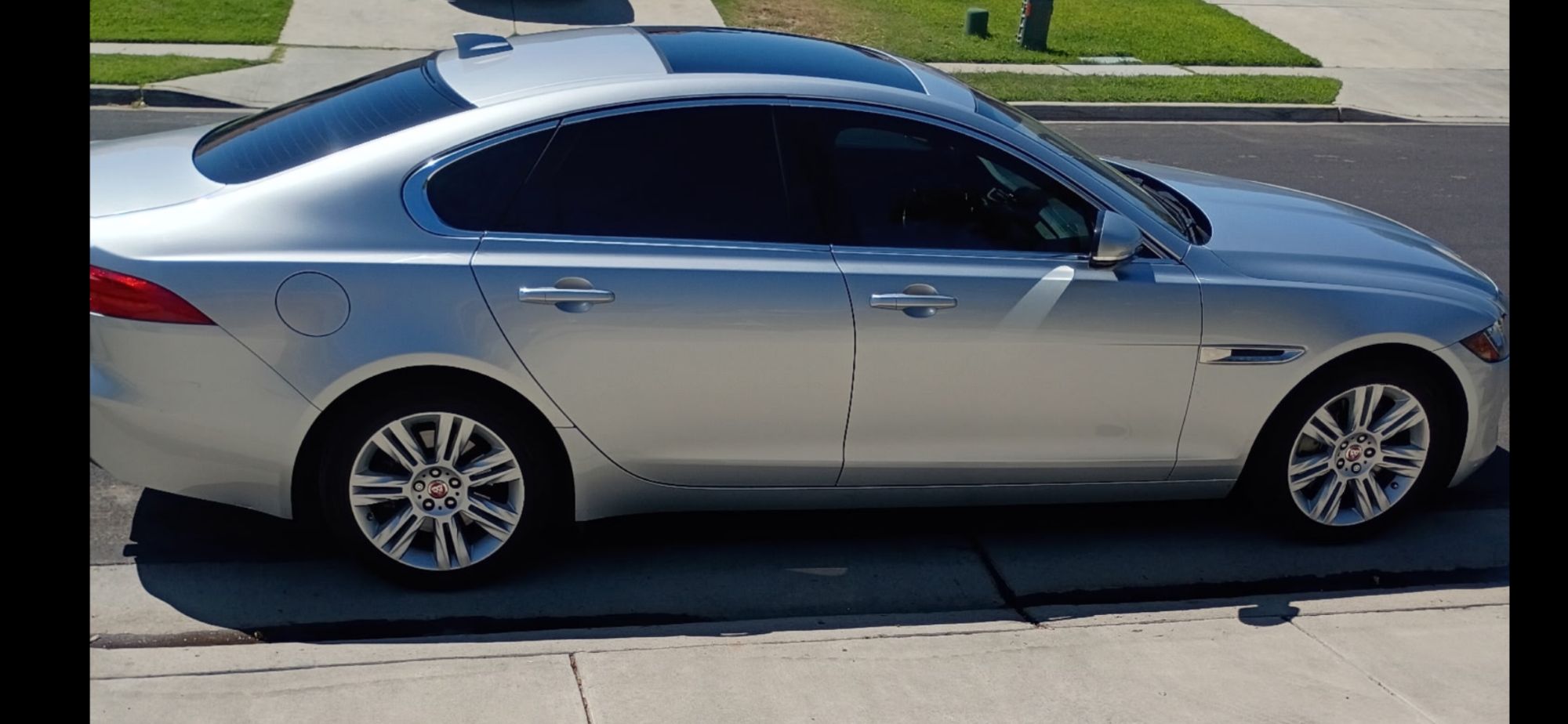 Used 2017 Jaguar XF Premium RWD image 2