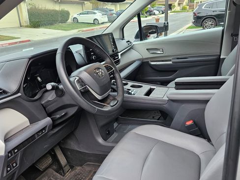 Used 2022 Toyota Sienna XLE image 13
