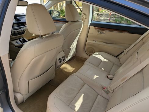 Used 2013 Lexus ES 300h w/ Luxury Pkg image 12