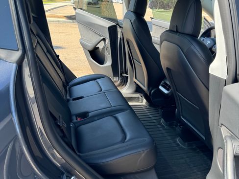 Used 2022 Tesla Model Y Performance image 14