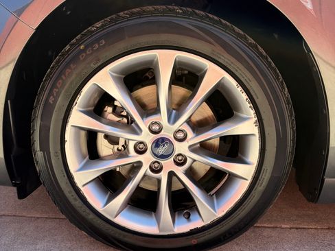 Used 2017 Ford Fusion SE w/ Fusion SE Technology Package FWD image 6