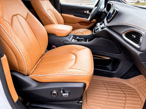 Used 2021 Chrysler Pacifica Pinnacle image 16