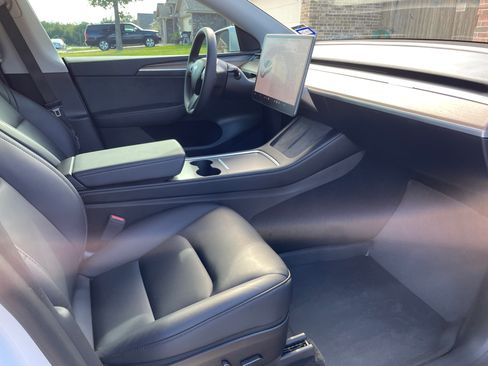 Used 2022 Tesla Model Y Long Range image 10