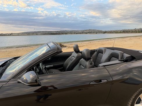Used 2018 Ford Mustang Premium RWD image 9