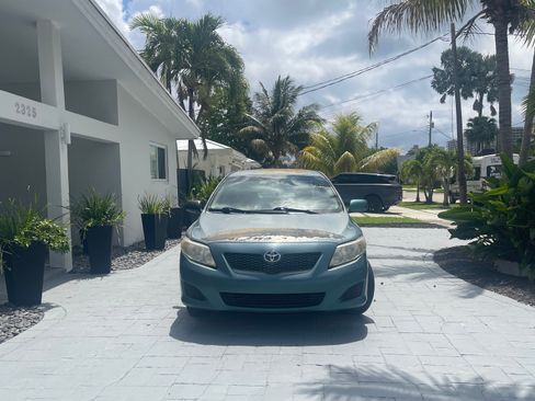 Used 2010 Toyota Corolla LE FWD image 1