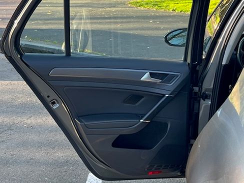 Used 2019 Volkswagen Golf SE w/ Driver Assistance Package image 26