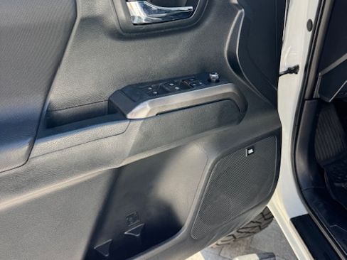 Used 2016 Toyota Tacoma TRD Sport image 22