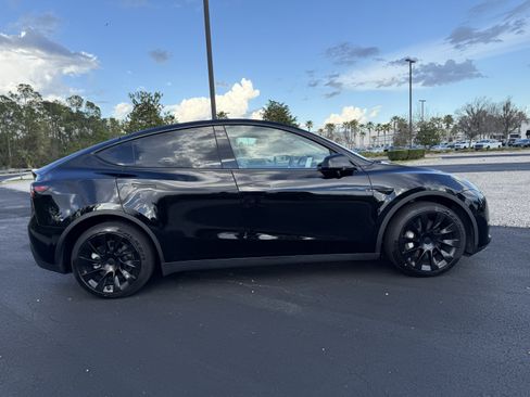 Used 2022 Tesla Model Y Long Range image 2