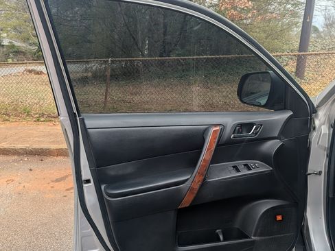 Used 2012 Toyota Highlander Limited w/ Tow Pkg image 17