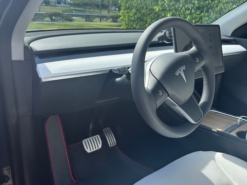 Used 2022 Tesla Model Y Performance image 8