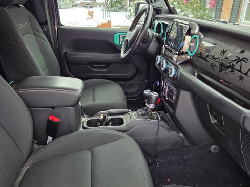 Used 2021 Jeep Wrangler Unlimited Sahara w/ Safety Group image 9