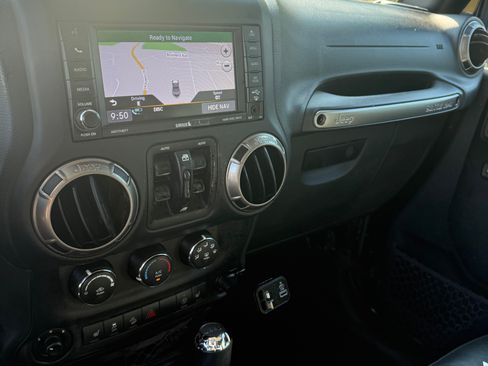 Used 2018 Jeep Wrangler Unlimited Sahara AWD/4WD image 14