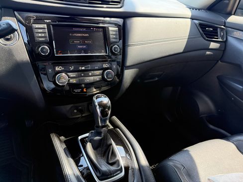 Used 2018 Nissan Rogue SL FWD image 2