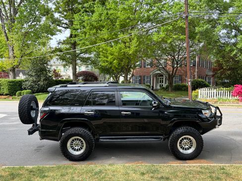 Used 2011 Toyota 4Runner SR5 image 6