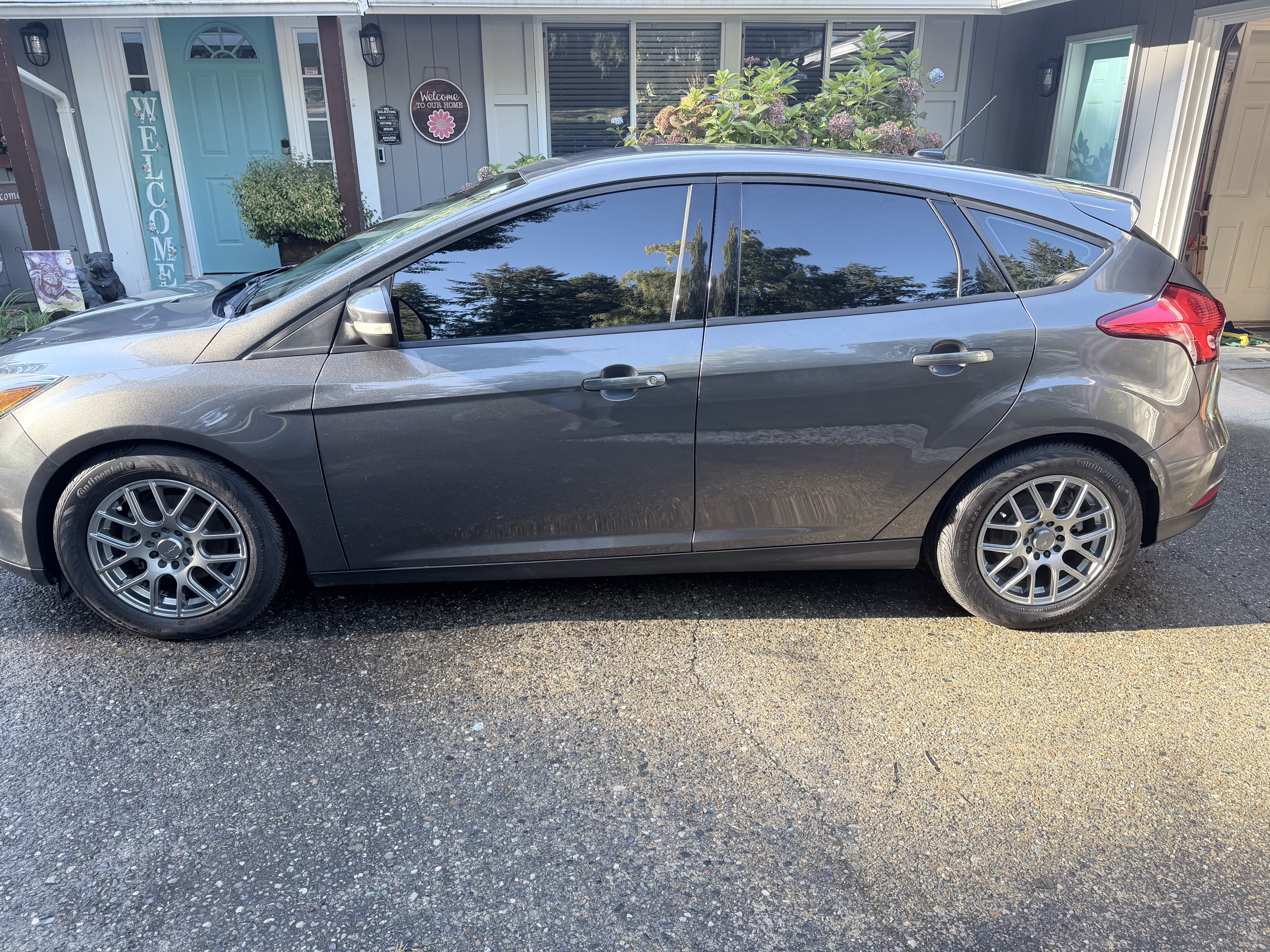 Used 2016 Ford Focus SE FWD image 1